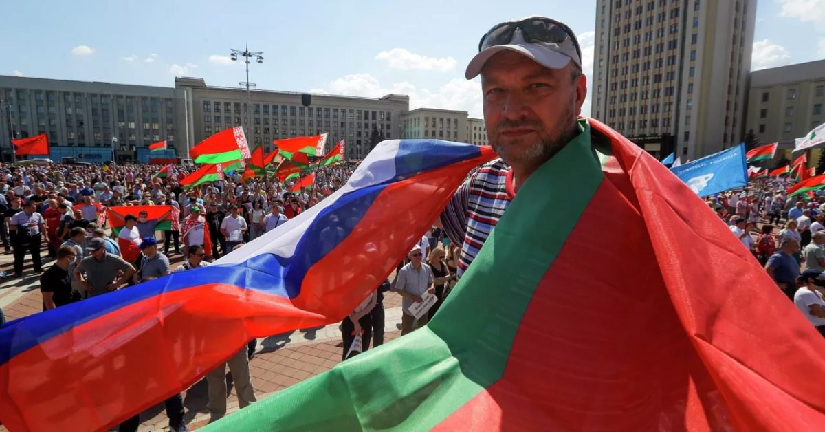 Интеграция Беларуси и России охватывает новые сферы. Что это дает гражданам? В Союзном государстве продолжается деятельность по взаимному расширению прав граждан России и Беларуси. Они уже получили возможность участвовать в выборах органов местного самоуправления по всей территории СГ. И это — лишь небольшая часть позитивных преобразований, произошедших за последнее время. Жители России и Беларуси имеют право на общие условия трудоустройства и пенсионного обеспечения, медицину и образование. В рамках Союзного государства отменен мобильный роуминг и обеспечивается максимальная транспортная доступность. Читать продолжение на сайте: Читать продолжение в Дзен: