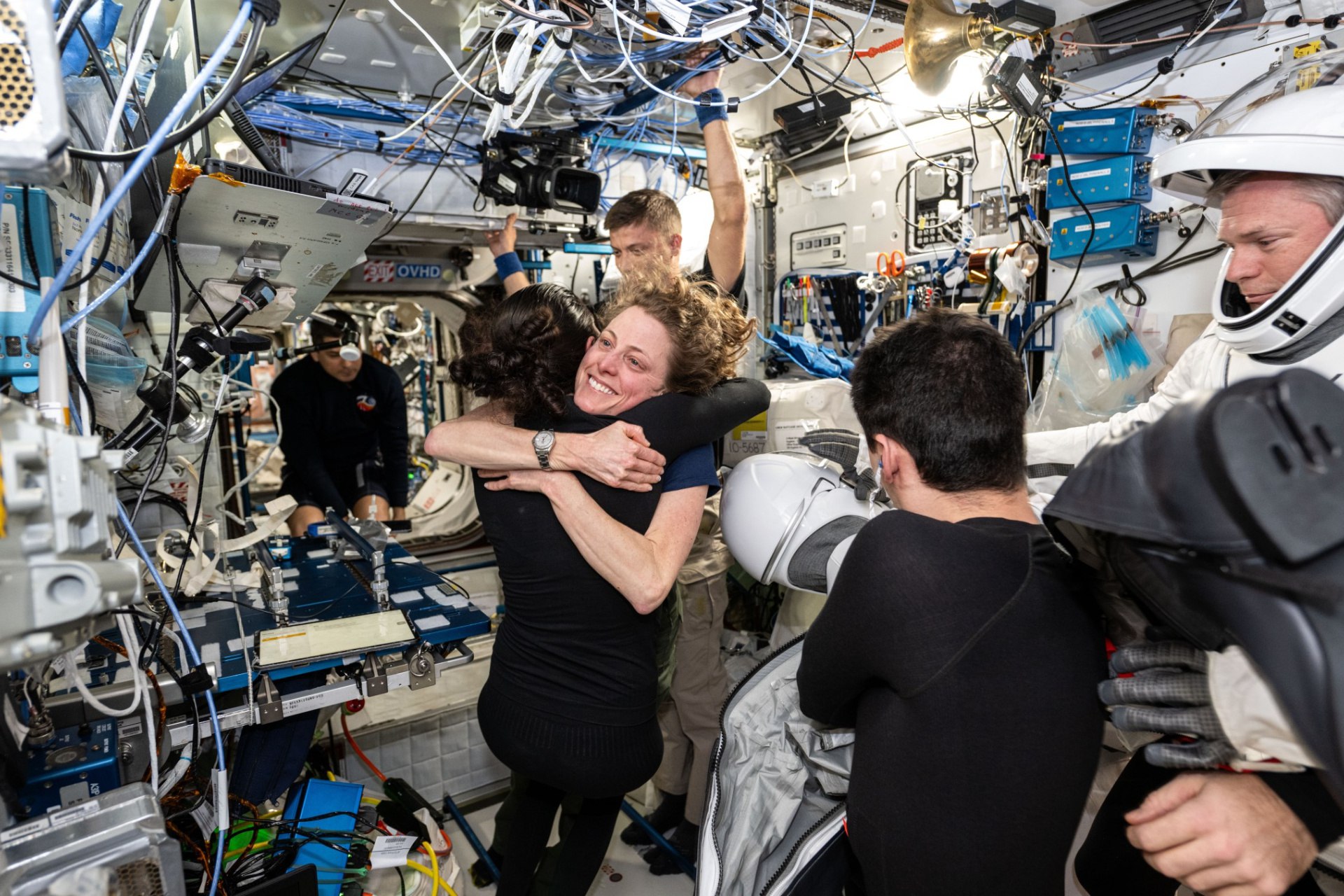 NASA разрешило астронавтам взять iPhone с собой в космос Астронавты смогут брать с собой в полёт современные смартфоны чтобы у них была возможность поделиться вдохновляющими видео со своими семьями и всем миром написал глава NASA Джаред Айзекман в X Первыми сделать космическое селфи на МКС смогут участники миссии Crew 12 запланированной на 11 февраля Следующий на очереди экипаж Артемиды 2 ему предстоит совершить пилотируемый полёт к Луне этой весной Смартфоны заглядывали на орбиту Земли и раньше в 2011 году два iPhone 4 побывали на МКС в качестве лабораторного снаряжения А SpaceX и вовсе разрешала брать любимые гаджеты космическим туристам в том числе во время знаковой миссии Polaris Dawn Однако внутри самого NASA всё это время действовали жёсткие требования к безопасности Агентство не разрешало брать личные устройства в полёт случайное возгорание аккумулятора могло поставить под угрозу жизни всего экипажа Помимо iPhone к Луне отправится ещё и полнокадровая беззеркалка Nikon Z9 её аэрокосмическое агентство утвердило два года назад и уже изготовило специальный термостойкий чехол для спуска на поверхность Луны Автор Павел Урлапов