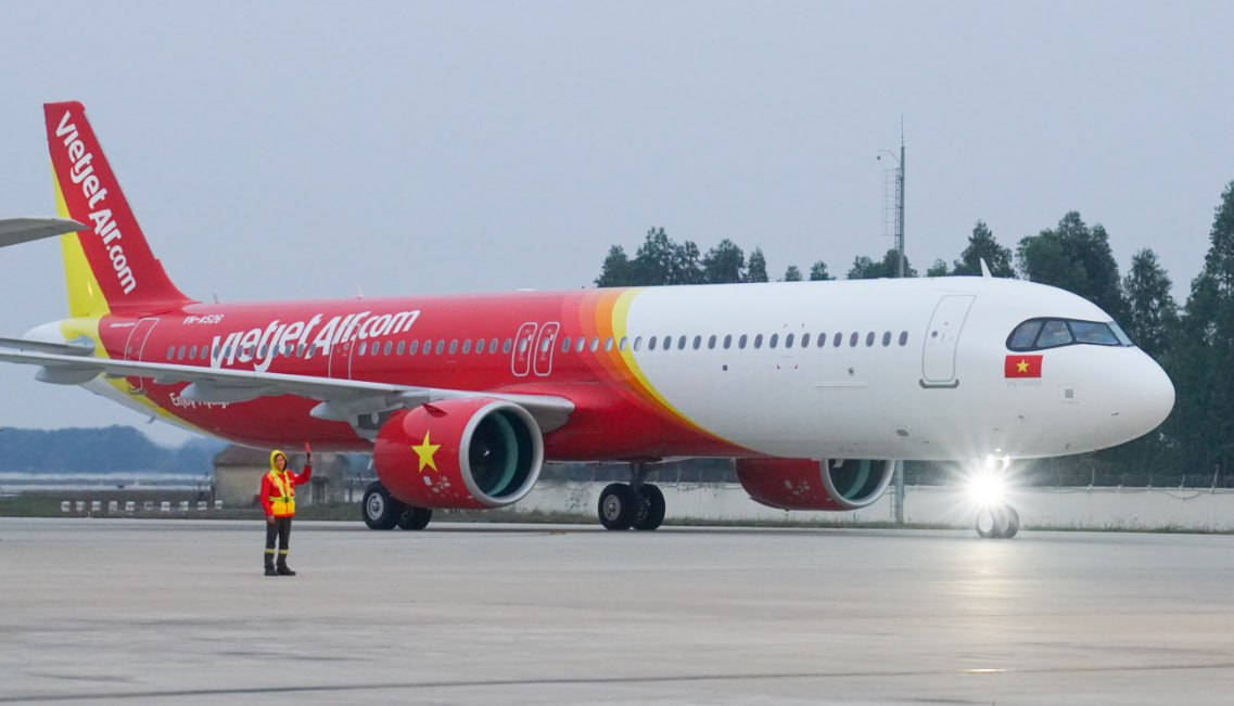 Вьетнамская VietJet Air начнет летать в Россию. С 18 июня авиакомпания запустит регулярные рейсы из Нячанга в Хабаровск. «В расписании аэропорта рейсы запланированы дважды в неделю с вылетом из Хабаровска по средам и субботам. На маршруте будет задействован Airbus A321», - сообщили в пресс-службе воздушной гавани. Также на агрегаторах заметили рейсы и во Владивосток. Перевозка будет выполняться заказу туроператора.