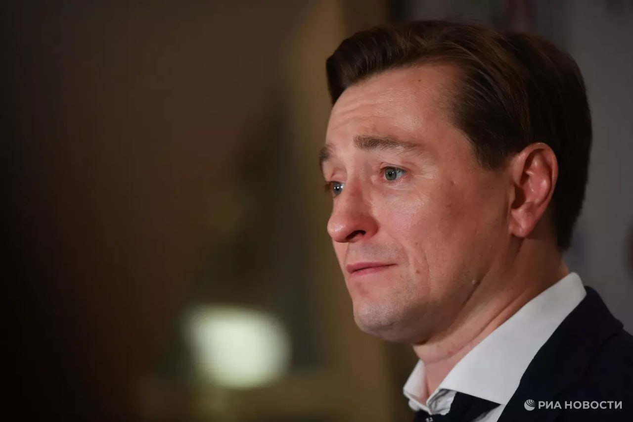 Безруков требует взыскать полмиллиона рублей в качестве компенсации морального вреда за продажу масок с его лицом Ответчица предложила вместо этого выплачивать процент от продаж Подписаться на РИА Новости