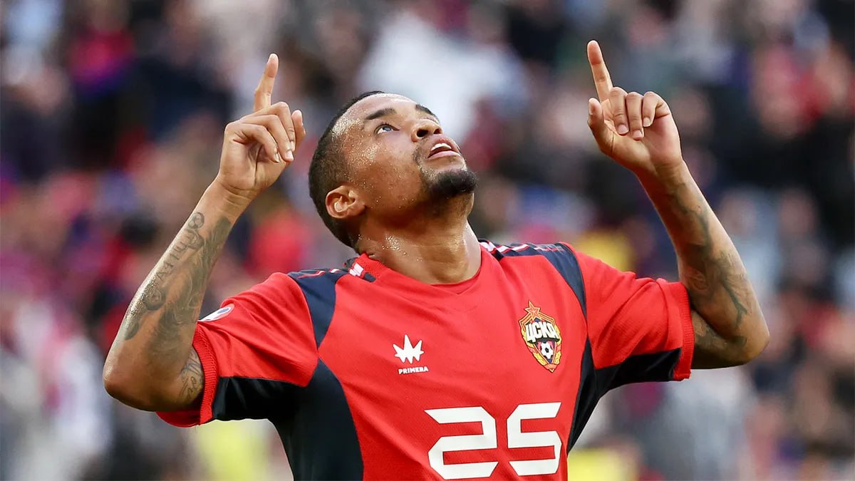 ЦСКА сообщил что Алеррандро проходит медосмотр для перехода в другой клуб Московский ЦСКА не включил бразильского нападающего Алеррандро в состав команды на второй зимний тренировочный сбор в ОАЭ Ранее СМИ сообщали о скором переходе Алеррандро в бразильский Интернасьонал Также в составе нет Алеррандро который проходит медосмотр для перехода в другой клуб сообщила пресс служба армейцев В нынешнем сезоне 26 летний Алеррандро провел за ЦСКА 21 матч забил 2 гола и отдал 2 результативные передачи Портал Transfermarkt оценивает форварда в 3 миллиона евро