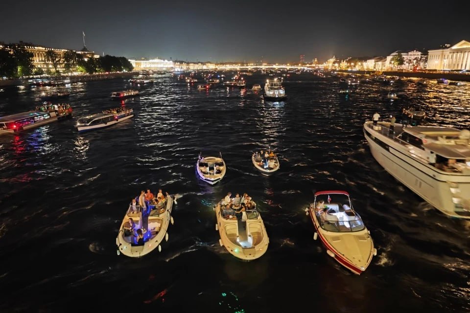 На воде наведут порядок Петербург ужесточает правила для арендаторов акваторий Власти Петербурга намерены навести порядок на реках и каналах часть акватории занята незаконно а некоторые объекты не соответствуют требованиям города Вице губернатор Алексей Корабельников пообещал пересмотреть законодательство и усилить контроль особенно после скандала с плавучими домами в Галерной гавани В 2026 году продолжится очистка ключевых водоёмов от Суздальских озёр до Сестрорецкого разлива На берегах уберут мусор а в воду запустят буи для мониторинга качества в реальном времени Алексей Булатов Читай нас в MAX Читай нас в Telegram