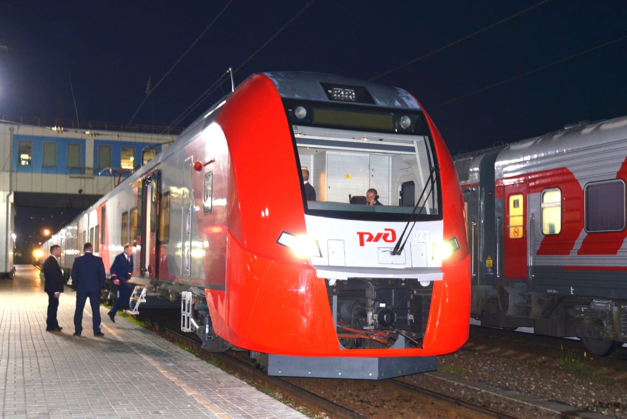 Дополнительные скоростные поезда 745 746 Ласточка будут курсировать по маршруту Нижний Новгород Киров с 26 декабря 2025 года по 12 января 2026 года Расписание движения дополнительных поездов Из Нижнего Новгорода поезд выйдет в 06 00 и прибудет в Киров в 10 59 Из Кирова поезд отправится в 17 00 и прибудет в Нижний Новгород в 21 59 Напомним в ходе встречи с начальником Горьковской железной дороги филиала ОАО РЖД Сергеем Дорофеевским губернатор Кировской области Александр Соколов обсудил вопрос увеличения числа рейсов Ласточки в том числе в новогодние праздники Оформить проездные документы можно через мобильное приложение РЖД Пассажирам на сайте ОАО РЖД в разделе Пассажирам а также в кассах железнодорожных вокзалов Подписывайтесь на канал Кировской области в MAX