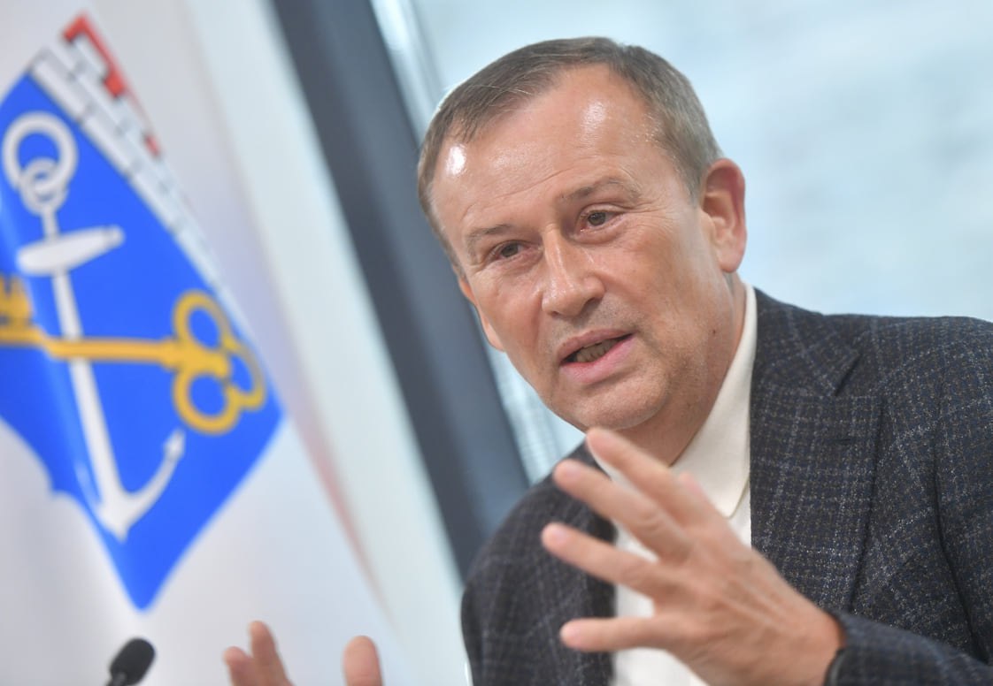 Александра Дрозденко зарегистрировали кандидатом на выборы губернатора Ленобласти  Действующий глава Ленинградской области Александр Дрозденко зарегистрирован пятым кандидатом на выборы губернатора 47-го региона. Леноблизбирком принял решение 5 августа, он выдвинут «Единой Россией».  Выборы губернатора Ленобласти пройдут с 12 по 14 сентября. Среди других кандидатов: Игорь Новиков  СРЗП , Андрей Лебедев  ЛДПР , Сергей Лисовский  «Зеленые»  и Сергей Малинкович  «Коммунисты России» .  Политологи прогнозируют победу Дрозденко, чье выдвижение в марте поддержал президент РФ Владимир Путин.  4 августа Леноблизбирком не зарегистрировал Ларису Мухину  КПРФ  из-за недостатка подписей.  Фото: Александр Коряков, Коммерсантъ