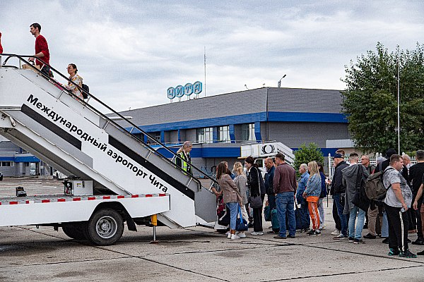 В Чите обсудили развитие авиации Забайкалья В Чите обсудили развитие авиации Забайкалья – по площади этот регион занимает 12-е место в России. Во встрече принимали участие губернатор края Александр Осипов, министр транспорта РФ Андрей Никитин и руководитель Росавиации Дмитрий Ядров. Об этом сообщает AVIA.RU со ссылкой на данные Росавиации. В частности обсудили авиасообщение с районами края. В Забайкалье 10 посадочных площадок. Одна из перспективных – в поселке Агинское – готовится к запуску. Для многих жителей региона воздушный транспорт – безальтернативный способ быстро и комфортно добраться до краевого центра. Также был затронут вопрос карты полетов из Читы по России. В Росавиации отмечают, что у края есть интерес к возобновлению прямых рейсов в Санкт-Петербург, Минеральные Воды и Сочи. "Взяли этот вопрос в проработку. Связность края с другими регионами должна расти", – отмечают в Росавиации. aviaru.net/n285899