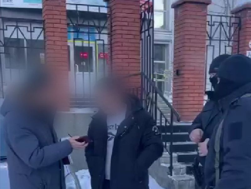 В перинатальном центре Улан-Удэ родилось крупное хищение  В МВД Бурятии сообщили о завершении расследования уголовного дела в отношении организованной преступной группы, состоящей из должностных лиц Республиканского перинатального центра и руководителя коммерческой организации. Их обвиняют в мошенничестве в крупном размере.  #Бурятия  Подробности в «Номер один»       Сообщить нам свою новость можно по кнопке:       Письмо в редакцию