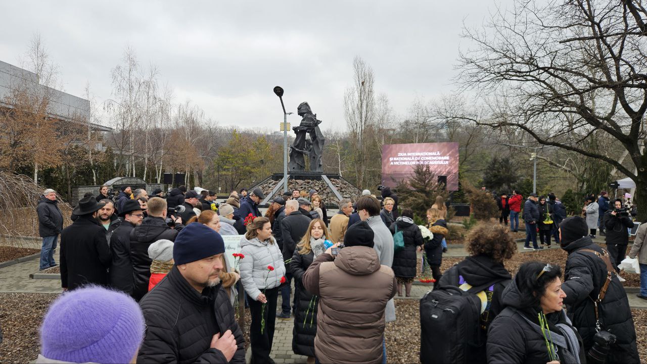 В Кишиневе проходит церемония возложения цветов памяти жертв холокоста.