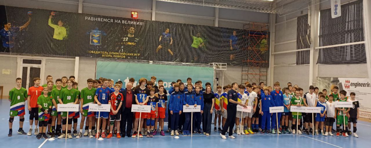 Сборная Запорожской области участие в межрегиональном первенстве С 1 по 11 ноября 2025 года сборная команда Запорожской области по волейболу сформированная из юношей 2011 2012 годов рождения принимает участие в межрегиональном первенстве Южного и Северо Кавказского федеральных округов по волейболу которое пройдет в городе Буденновск Ставропольский край Команду сопровождают тренеры Машошин Д Н представляющий спортивную школу 2 города Бердянск и Самсыка С С тренер команды Спарта из поселка городского типа Приазовье Просим вас поддержать наших спортсменов в их первом участии в столь масштабных соревнованиях Желаем им продемонстрировать высокий уровень подготовки боевой настрой и достижение поставленных целей Подписывайтесь на Бердянск Актуально Всегда актуальные новости