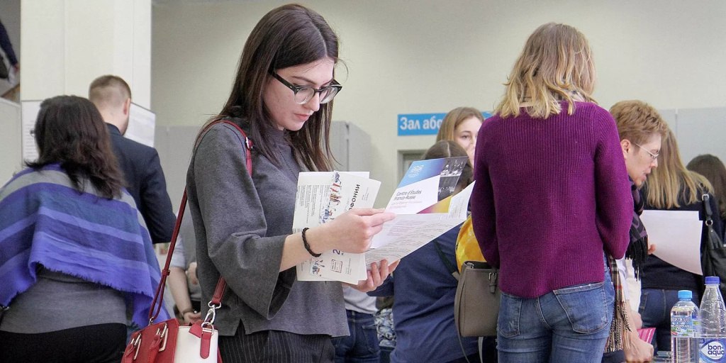 Количество бюджетных мест для белорусских абитуриентов в вузах РФ выросло в пять раз Количество выделяемых Правительством РФ бюджетных мест в российских вузах для граждан Белоруссии за последние пять лет увеличилось более чем в пять раз Об этом сообщил вице премьер РФ Дмитрий Чернышенко на встрече с премьер министром Республики Беларусь Александром Турчиным которая состоялась в Минске 25 августа В настоящее время в России обучаются около 15 тысяч студентов из Белоруссии Как подчеркнул Чернышенко белорусские граждане имеют право на поступление в российские колледжи и университеты на бюджетные места на общих основаниях Для дальнейшего развития сотрудничества в сфере профобразования была создана двусторонняя Ассоциация колледжей Вице премьер также высоко оценил успешную интеграцию союзной молодежи в совместные проекты и мероприятия проводимые на территории двух стран