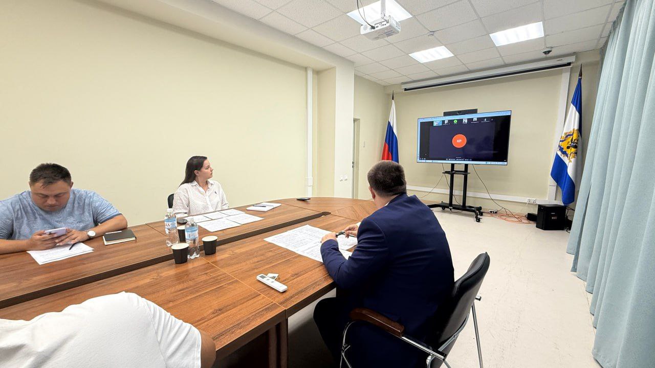 Состоялась встреча руководства Министерства молодежной политики с членами медиасообщества «Молодёжь двух морей» Собрание провели в формате ВКС, на котором обсудили с участниками предложения по запуску медиасообщества. Это станет значимым медиасобытием в сфере молодёжной политики Херсонской области. На организационном заседании медиасообщества к молодежи обратилась и.о. заместителя министра молодежной Дарья Крупная: «Успех медиасообщества зависит от инициативности каждого участника. Мы призываем вас не только обмениваться идеями, но и быть готовыми к их реализации, а мы уже окажем максимальную поддержку. Мы рассчитываем, что в будущем «Молодёжь Двух Морей» станет моделью эффективного взаимодействия молодёжи в медиасфере исторических регионов». В перспективе планируется реализация совместных медиапроектов, внедрение инновационных форматов и активное развитие медиапространства. Министерство молодёжной политики Херсонской области готово оказывать организационную, методическую и информационную поддержку деятельности медиасообщества. Уже создана группа сообщества, которую сопровождают наши коллеги из Молодёжного центра «Патриот». Также планируется: проведение регулярных образовательных интенсивов и онлайн-встреч; предоставление площадок для съёмок и реализации проектов; поддержка в продвижении наиболее успешных инициатив через региональные и федеральные медиа. Cообщество сформировалось в результате проведения межрегионального медиа-слёта "Новые медиа - тренд молодёжи". #МолодежьДвухМорей #НовыеМедиаХО #МолодёжьХерсонщины