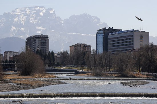 Ставропольские города курорты Железноводск и Кисловодск а также Владикавказ в Северной Осетии попали в топ 5 популярных направлений для длительного отдыха в феврале Выбор путешественников проанализировал сервис бронирования отелей и квартир   На первом месте Артыбаш на Алтае далее следует Железноводск где средняя продолжительность отдыха в феврале 10 ночей в Кисловодске этот показатель отмечен на уровне 9 ночей Владикавказ оказался на четвертом месте здесь туристы предпочитают отдыхать 7 ночей Пятую позицию заняла Кондопога в Карелии   При этом из пяти популярных направлений три города СКФО выигрывают по ценам на размещение