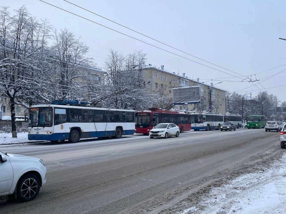 В Кирове приостановлено движение части троллейбусов В связи с ремонтом оборудования подающего электроэнергию на контактную троллейбусную сеть движение троллейбуса 4 временно остановлено а троллейбус 7 разворачивается у железнодорожного вокзала Троллейбусы 1 3 8 работают в обычном режиме Подписаться
