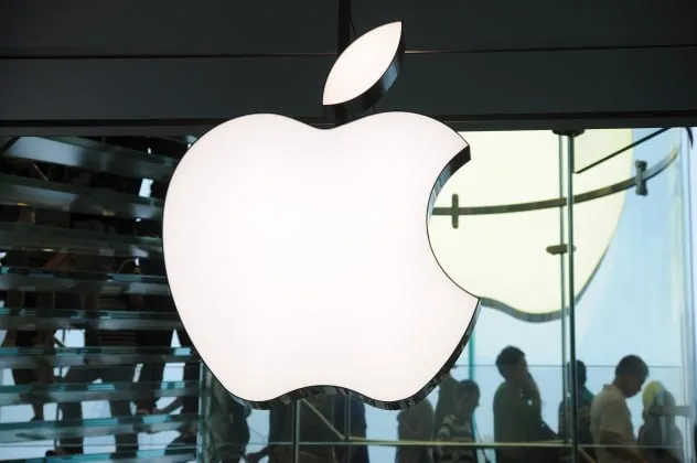 Тим Кук назвал Apple Maps своей самой большой ошибкой В 2012 году Apple Maps заменили Google Maps на iPhone но запуск приложения был омрачен проблемами Пользователи сообщали о неверных указаниях маршрута отсутствии нужных мест искаженном изображении Такая негативная реакция привела к внутренним изменениям Скотт Форстолл курировавший разработку программного обеспечения для iOS покинул компанию после скандала Apple также принесла публичные извинения признав допущенные недостатки и посоветовала пользователям временно использовать альтернативные приложения пока вносятся улучшения Тим Кук заявил что этот эпизод изменил подход Apple к готовности продуктов сместив акцент на более тщательное тестирование продуктов и получение обратной связи от пользователей Он также отметил успехи достигнутые за время его работы особо отметив Apple Watch С 1 сентября Тим Кук покинет пост гендиректора и займет должность исполнительного председателя совета директоров Его преемником станет Джон Тернус Пожалуй лучший канал о маркетинге в Telegram и в MAX