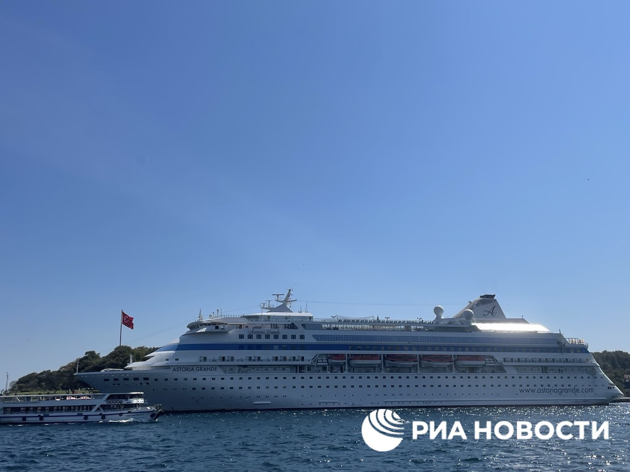 Круизный лайнер Astoria Grande прибывший из России не может пришвартоваться в Стамбуле уже несколько часов сообщила РИА Новости пассажирка Судно по данным профильных порталов стоит на якоре с 05 09 мск местные СМИ пишут что на нем находятся более 600 пассажиров Подписаться на РИА Новости
