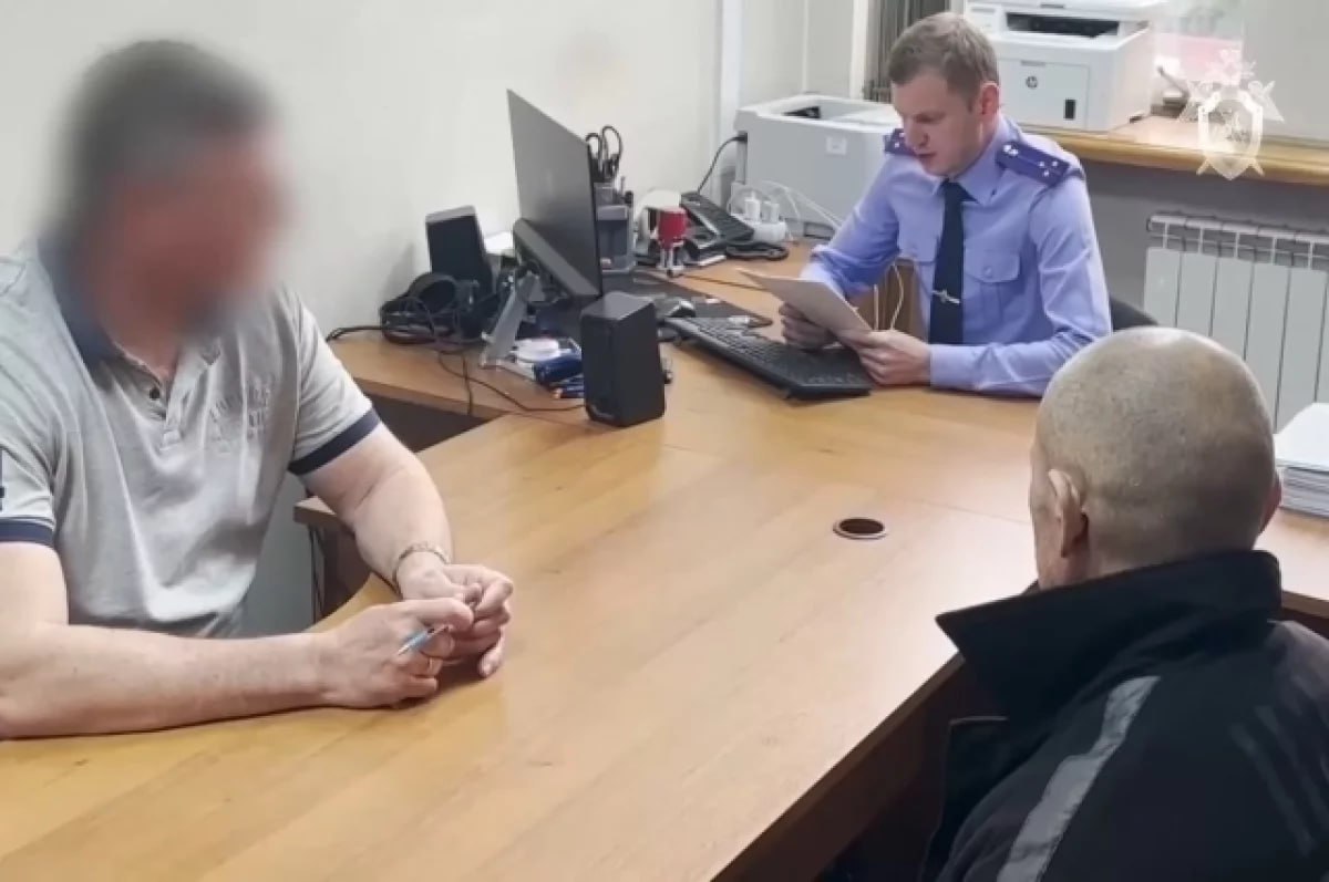 Следователи СКР по Приморскому краю завершили расследование дела о деятельности запрещённой экстремистской организации во Владивостоке . По версии следствия, 45-летний организатор, находясь в исправительном учреждении, с января 2019 года вместе с другими лицами создал структуру, где осуждённые получали неформальные статусы и участвовали в азартных играх , а выручка шла на пополнение «общака». К нарушившим правила применялись меры дисциплинарной ответственности. Об этом сообщила пресс-служба СКР по Приморскому краю . Обвиняемые и их защитники ознакомились с материалами дела, расследование завершено благодаря совместной работе сотрудников СКР, УФСБ и ГУФСИН . #Приморье #СКР #экстремизм #уголовноедело #Владивосток Подробнее