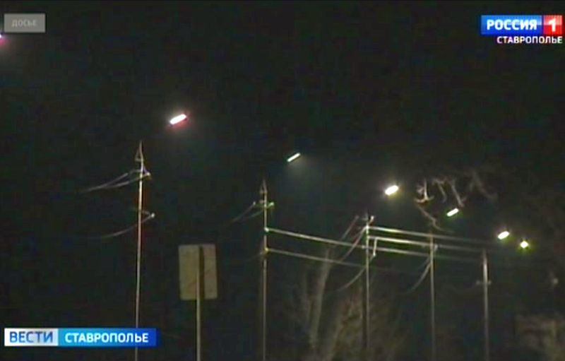 В поселке Нижнезольский на Ставрополье стало светлее Новое освещение установили для жителей поселка Нижнезольский на Ставрополье. Как сообщил глава Георгиевского округа Андрей Зайцев, линию протянули на самом удалённом от центра участке - Школьной улице. Ее протяженность - 350 метров. Теперь жители поселка смогут проходить и проезжать по улице в безопасности и комфорте. Десятки дорожных фонарей установили в рамках программы инициативного бюджетирования Георгиевского округа.