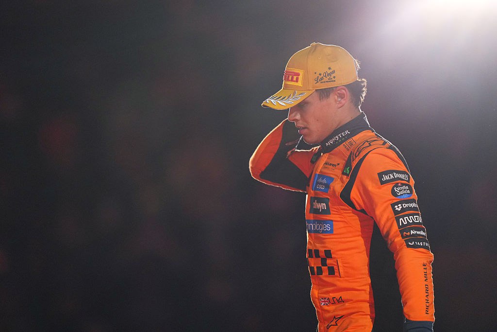 Результаты Норриса и Пиастри на Гран при Лас Вегаса аннулировали Лидер общего зачета Формулы 1 Ландо Норрис и его напарник по команде McLaren Оскар Пиастри были дисквалифицированы после гонки в Лас Вегасе США Норрис выиграл квалификацию а в гонке финишировал вторым после Макса Ферстаппена Red Bull у Пиастри был четвертый результат После заезда на обоих болидах McLaren обнаружили чрезмерный износ планки под днищем Таким образом тройку призеров в Лас Вегасе составили Ферстаппен Джордж Расселл и Андреа Кими Антонелли оба Mercedes Норрис сохранил лидерство в зачете пилотов 390 очков он опережает Пиастри и догнавшего австралийца Ферстаппена по 366 на 24 балла за две гонки до конца Getty Images Подписаться на РБК Спорт