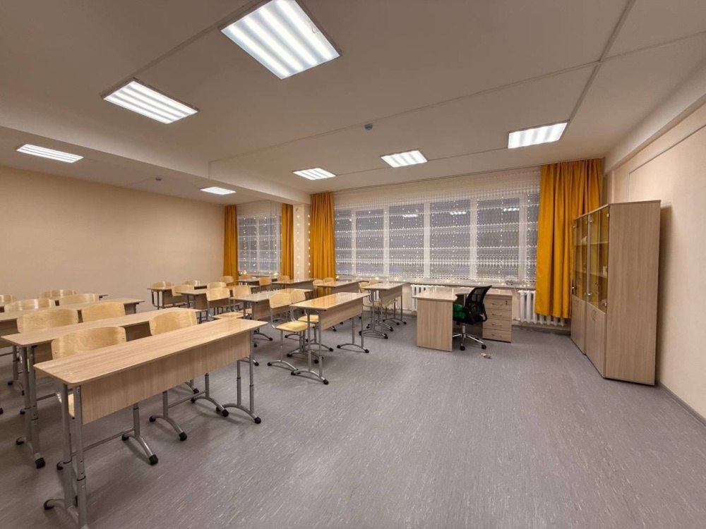 В 2025 году отремонтировали свыше 1 1 тыс объектов образования В 2025 году в регионах Российской Федерации введены в эксплуатацию 63 новые школы на более чем 53 тысячи учащихся и четыре детских сада на 870 дополнительных мест Капитально отремонтированы 1 068 школ из них 844 за счет федеральных средств 36 объектов среднего профессионального образования и 131 детский сад из них 70 дошкольных учреждений за счет федеральных средств Работы по созданию и обновлению объектов образования выполняются в рамках стартовавшего в 2025 году по поручению Президента России национального проекта Молодежь и дети и нацпроекта Семья