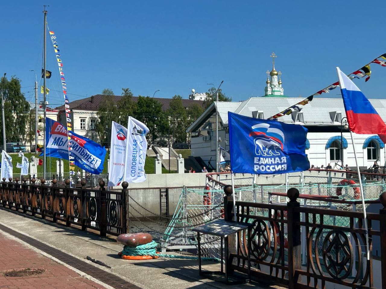 50-я юбилейная Соловецкая регата стартовала в Архангельске при поддержке «ЕДИНОЙ РОССИИ». Традиционный фестиваль парусных яхт проходит на акватории Белого моря с 1974 года. Тогда его инициатором был участник Олимпийских игр Юрий Анисимов. На протяжении последних лет главным организатором мероприятия стал руководитель региональной федерации парусного спорта Вадим Волоцкой. Маршрут регаты состоит из шести этапов и пролегает от столицы Поморья до Соловков. В общей сложности он составляет 400 морских миль. Соревнования включают в себя не только спортивные состязания. В их программу входят также культурные и образовательные мероприятия. Награждение победителей регаты состоится 27 июля на Соловецких островах. Желаем всем участникам попутного ветра и 7 футов под килем!