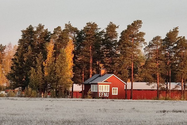 Взлетно посадочную полосу аэродрома на юге Финляндии превратят в каток Одну из взлетно посадочных полос аэродрома в городе Нуммела на юге Финляндии превратят в зимний каток Об этом сообщает ТАСС со ссылкой на данные авиадиспетчерской службы страны Взлетно посадочная полоса протяженностью около 700 м до 1 апреля будущего года закрыта в связи с организацией зимних активностей здесь будет трасса для катания на коньках сказал собеседник агентства Он отметил что обычно аэродром имеющий две полосы используется для занятий по планеризму а также тренировочных полетов на моторных и сверхлегких самолетах Нуммела крупнейшая городская агломерация на юге Финляндии в 44 км от Хельсинки aviaru net n289639