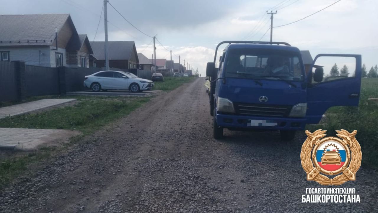 # В Башкирии грузовик переехал шестилетнюю девочку. Она в реанимации Авария произошла накануне днем в Иглино. По предварительным данным, 27-летний водитель за рулем Baw наехал на шестилетнюю девочку. С травмами она находится в 17-ой больнице в Уфе. По данным министра здравоохранения республики, сейчас она в стабильно тяжелом состоянии.