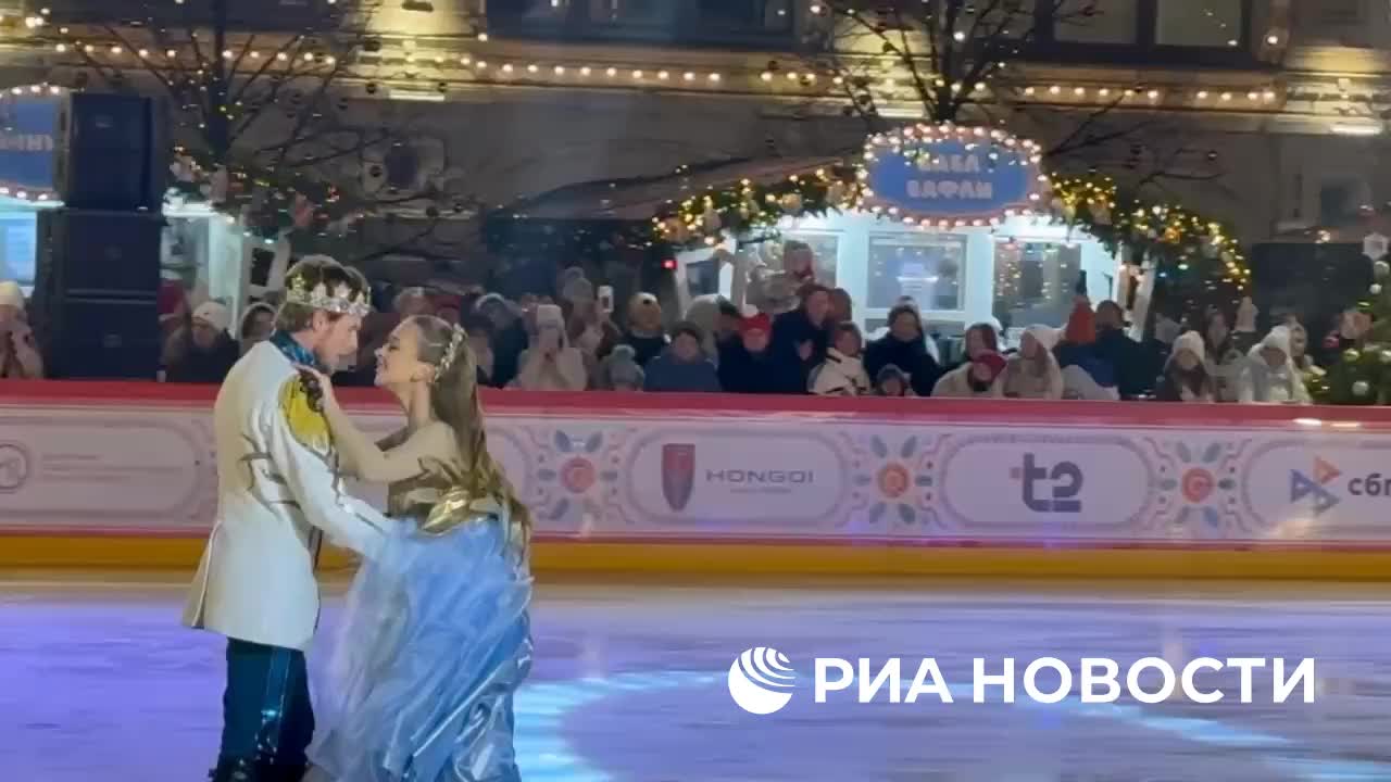 Татьяна Навка представила фрагмент новогоднего шоу 'Золушка' на открытии ГУМ катка