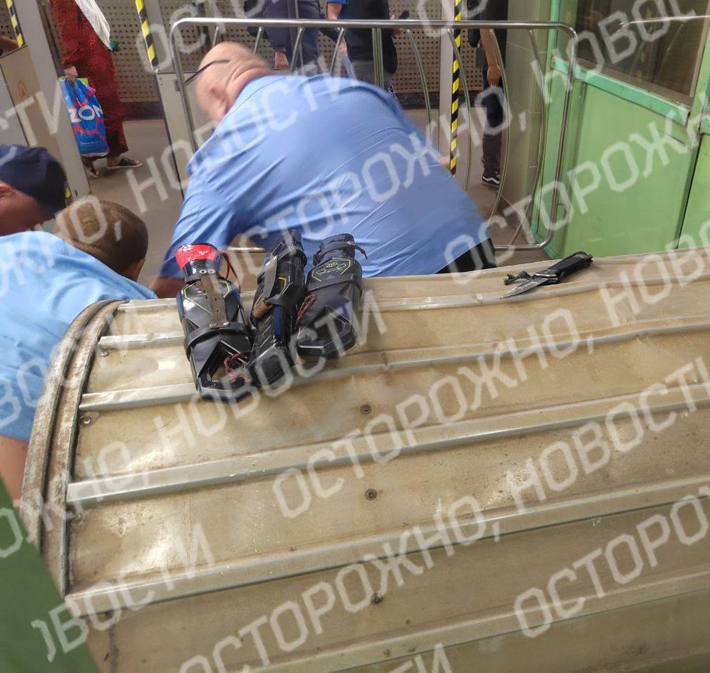 На московской станции Выхино задержали неадекватного мужчину, который пытался попасть в метро с ножом.  Как рассказали очевидцы «Осторожно, новости», сотрудники охраны остановили мужчину, так как он вызвал подозрение на входе на станцию. Его не пустили, завязался словестный конфликт. «Не пускали, он ругал и оскорблял контролеров, потом началась драка», — рассказал очевидец.  В итоге мужчину смогли скрутить трое сотрудников метрополитена. У пассажира изъяли нож, а на место вызвали сотрудников полиции.