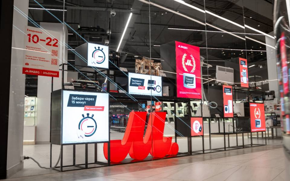 Маркетплейс М Видео запустил категорию мебели М Видео ловит тренд на развитие собственного e commerce Бренд пополнил ассортимент своего магазина обширной категорией мебели и товаров для дома Это обновление станет частью стратегии по диверсификации за счет развития нетехнических направлений Среди приоритетных категорий рынка мебели и DIY средний и премиальный сегменты Одним из важных направлений представители пресс службы М Видео называют внимание к запросам потребителей на наполнение не только жилых но и рабочих пространств Предсказываем скорое развитие сегмента B2B следом за остальными игроками рынка Любопытно что М Видео тестирует и качественно новый для маркетплейсов формат продажи не готовой а заказной мебели Пока относительно близкий формат предлагает только торгующий услугами Авито В условиях где каждый крупный бренд будет развивать собственные универсальные платформы или приближенные к ним по товарной матрице главным критерием потребительского выбора станет ценовой фактор Мебельное дело