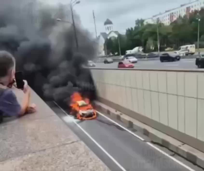 Два ДТП в Москве: столкновение на Крылатских холмах и пожар автомобиля на проспекте Жукова