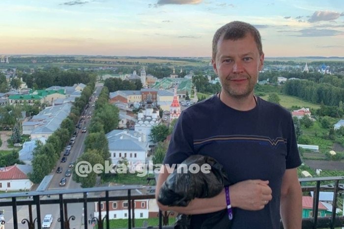Силовики раскрыли детали дела о убийстве двух 13-летних девочек «примерным семьянином» Шевниным  В уголовном деле об убийстве в 1994 году двух 13-летних девочек в Екатеринбурге, совершенном, как полагало следствие, ранее судимым бизнесменом Андреем Шевниным, появился новый обвиняемый — его дядя.  Сорокадевятилетний Андрей Шевнин обвиняется в умышленном убийстве при отягчающих обстоятельствах  совершенном с целью скрыть другое преступление , сопряженном с изнасилованием, по предварительному сговору группой лиц, а также в изнасиловании с использованием беспомощного состояния потерпевшей группой лиц в отношении малолетней.  Жестокие преступления он совершил совместно со своим дядей. В их осуществлении им помогал знакомый Шевнина Василий Кузнецов.