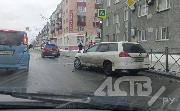 Два универсала столкнулись на перекрёстке в Южно-Сахалинске  Происшествие случилось утром 26 января на пересечении улиц Ленина и Пограничной. На месте работали сотрудники ГАИ.  Информации о пострадавших на данный момент не поступало. Иномарки получили серьёзные повреждения.