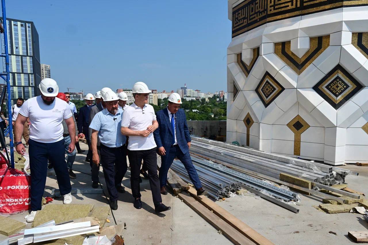 Купол и минареты готовы «Ар-Рахим» в Уфе, впереди облицовка и внутренняя отделка На Соборной мечети «Ар-Рахим» в Уфе завершён важный этап, готовы минареты, почти завершён купол, продумана система кровли. Об этом сообщил глава Башкирии Радий Хабиров. Определились с обликом фасада, закупили материалы. В августе начнут облицовку, а в 2026 году займутся благоустройством. К зиме здание полностью «закупорят» и подключат тепло, после этого можно будет переходить к внутренней отделке. «Пока сложно сказать, сколько займёт внутренняя отделка — мечеть огромная, потребуется серьёзное финансирование и много работы. С помощью Всевышнего доведём всё до конца. У нас будет одна из лучших мечетей в России», — отметил Хабиров.