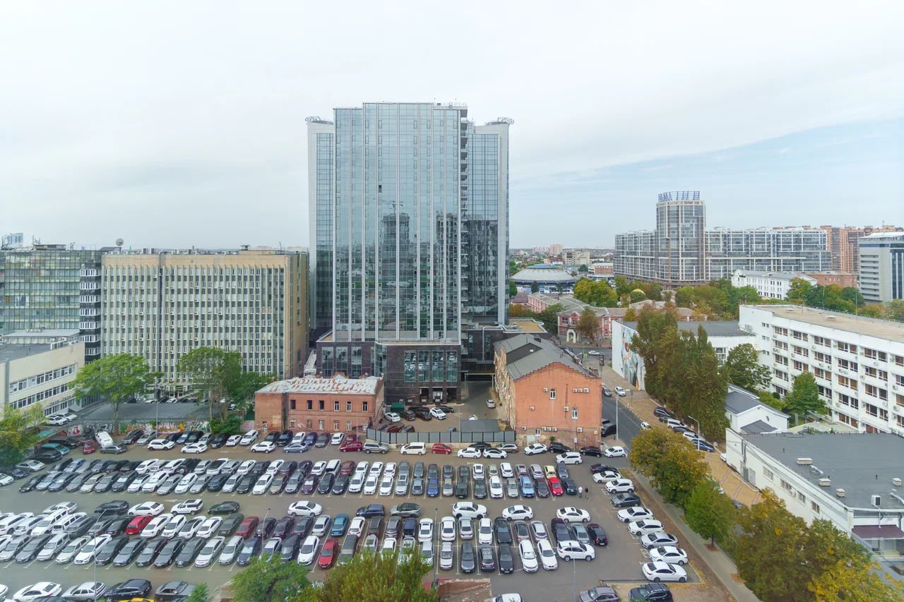 В бюджет Краснодара от работы парковок поступило свыше 1 млрд рублей в 2025 году В 2024 году поступило 823 5 млн рублей Таким образом сбор вырос на 21 3 Сегодня в Краснодаре доступны 331 платная муниципальная парковка и 14 5 тысяч парковочных мест В 2026 году количество парковочных мест планируется довести до 15 тысяч в 2027 году до 16 тысяч