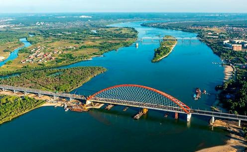 Российская академия наук изучит возможность переброски части вод Оби в Центральную Азию включая Узбекистан На заседании научного совета РАН по водным ресурсам решено проработать современный вариант проекта поворота сибирских рек уже не через открытые каналы как в 1970 е а по закрытой системе водопровода что должно сократить потери и снизить экологические риски Обсуждение включало оценку последствий межбассейновых и трансграничных перебросок а также их климатического и социально экономического влияния Подробнее на нашем сайте Актуальные новости из Центральной Азии fergananews