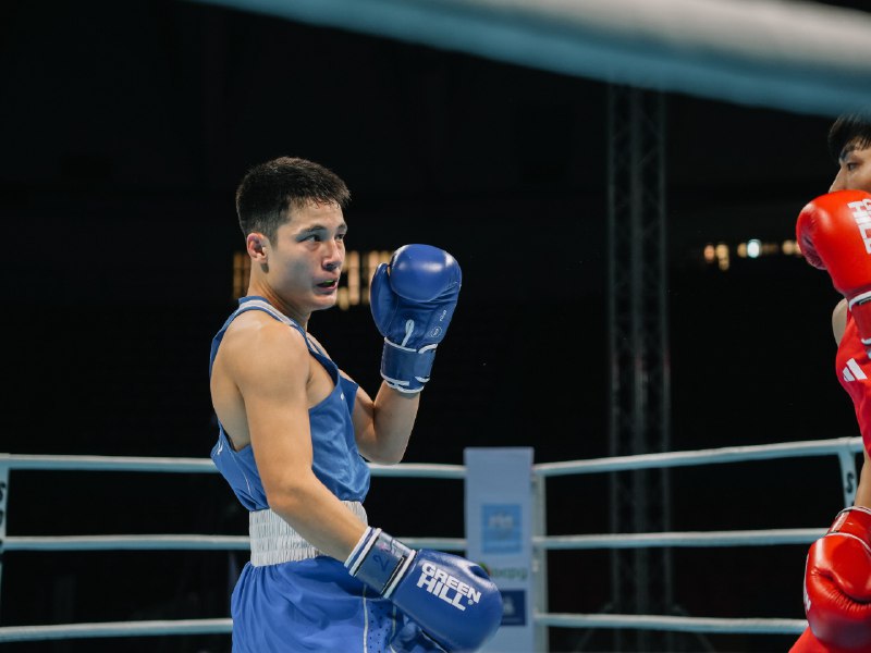 Казахстанский боксёр уверенно оформил выход в полуфинал и медаль чемпионата Азии в Таиланде   В Бангкоке  Таиланд  проходит первый в истории чемпионат Азии U-19 и U-22 под эгидой World Boxing, передаёт sportarena.kz.  В весовой категории до 60 килограммов среди мужчин U-22 в ринге лицом к лицу сошлись казахстанец Нурислам Калдыбаев и Азизбек Ходжаев из Кыргызстана .     Калдыбаев в первом бою очень уверенно победил корейца, а Ходжаев выиграл в 1/8 финала у японца со счётом 4:1.  Первый раунд прошёл в очень равной борьбе. Оба боксёра грамотно оборонялись, но к концу отрезка казахстанец был точнее - 4:1.  Во второй трёхминутке инициатива перешла к Калдыбаеву. Он занял центр ринга откуда оказывал давление на кыргызского боксёра. 4:1 победа Нурислама и во втором раунде.   В третьем отрезке казахстанец удержал перевес по очкам.   Таким образом, Калдыбаев вышел в полуфинал и завоевал как минимум "бронзу" чемпионата Азии U22.