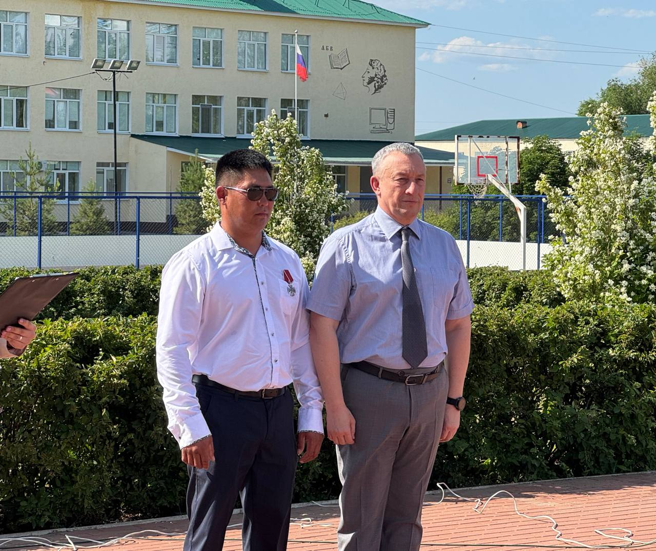 Первый вице-губернатор Самарской области Александр Фетисов наградил участников СВО и тех, кто помогает бойцам и их семьям. Также поздравил с наступающим праздником - Днем России. Особые слова благодарности прозвучали в адрес защитников Отечества. : ГТРК Самара