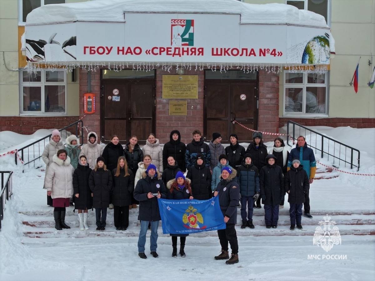 В НАО пройдут мероприятия для детей в рамках учения «Безопасная Арктика — 2025»  Сегодня стартовала «Неделя безопасности в Арктике», которая проводится в рамках межведомственного опытно-исследовательского учения «Безопасная Арктика — 2025». Мероприятиями охвачены все 10 субъектов, входящих в Арктическую зону Российской Федерации. Об этом сообщили в пресс-службе ГУ МЧС по НАО.  Каждый день соответствует определённой тематике: преподаванию предмета ОБЖ, пожарной безопасности, безопасности в природной и техногенной среде, тренировкам по эвакуации в образовательных организациях и многое другое.  Сотрудники Сибирской академии ГПС МЧС России встретились с учениками кадетского класса школы № 4. Юлия Коваль провела занятие на тему «Разлив нефтепродуктов в Анапе», а Геннадий Демьянов рассказал о беспилотных авиационных системах на службе МЧС России.  Фото: МЧС Ненецкого АО