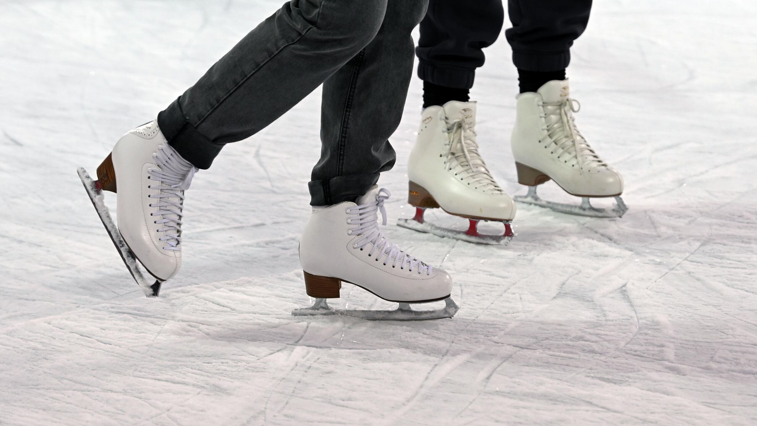 Мэр Москвы Сергей Собянин в четверг открыл каток с иммерсивными инсталляциями созданный в рамках первого этапа благоустройства территории Олимпийского комплекса Лужники Мы закончили первый этап благоустройства Лужников Мы хотим сделать здесь не только первоклассное спортивное сооружение но и большой первоклассный спортивный парк в котором будут заниматься не только профессиональные спортсмены но и все жители города Здесь на месте большой бетонной площади такой серой и неуютной будет создано большое водное пространство летом а зимой очень качественный каток Вокруг располагаются кафе рестораны раздевалки прокат и так далее сказал Собянин открывая каток По его словам каток будет у москвичей одним из самых любимых мест зимнего отдыха Ну и летом также здесь будет немало народа Так что поздравляю еще с одним общественным пространством города Москвы добавил мэр