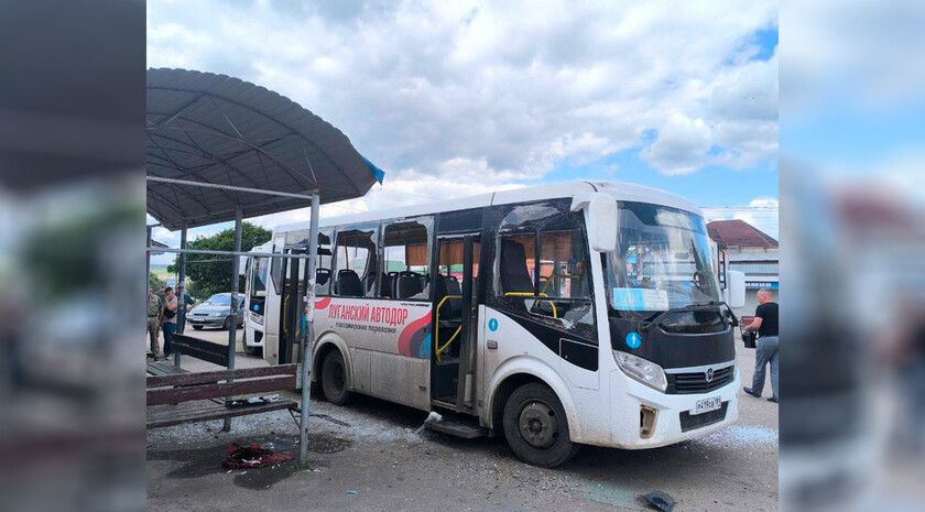 Три человека пострадали при ударе дрона ВСУ по автобусной остановке в Сватово Дрон ВСУ в полдень атаковал автобусную остановку в Сватово, пострадали три человека. Об этом сообщило Правительство ЛНР. «По информации министра здравоохранения ЛНР Наталии Пащенко, пострадали три человека — два водителя „Луганского Автодора“ и пассажир — пожилая женщина 1938 года рождения. Все пострадавшие госпитализированы с осколочными ранениями в местную больницу», — говорится в сообщении. Уточняется, что повреждения получил рейсовый автобус.... Подробнее>>>