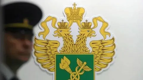 ФТС Эксперимент по таможенному мониторингу будет модернизирован В планах расширить круг организаций которые смогут воспользоваться преимуществами механизма Для этого рассматривается вопрос о предоставлении всем участникам внешнеэкономической деятельности являющимся декларантами и не отнесенным к высокому уровню риска права участвовать в эксперименте Сейчас к эксперименту допущены УЭО участники ВЭД низкого уровня риска а также представители промышленного кластера Основные нововведения Расширение способов предоставления сведений посредством Личного кабинета участника ВЭД В случае предоставления удаленного доступа к своей системе учета товаров лицу не придется прибегать к услугам информационного оператора Обмен данными будет осуществляться напрямую с таможенным органом что позволит сократить издержки В 2 раза сокращен состав сведений предоставленных лицом из своей системы учета Мониторинг будет постоянным вместо ежеквартального Снижение административной нагрузки на добросовестный бизнес будет осуществляться на основе минимизации контрольных мероприятий и сокращения сроков отдельных процедур а именно снижения частоты применения мер по минимизации рисков в рамках системы управления рисками в отношении декларируемых товарных партий не проведения таможенных проверок а также проверок иных документов и или сведений после выпуска товаров в отношении участников сокращения срока рассмотрения таможенными органами обращений о внесении изменений в ДТ по результатам таможенного мониторинга до 10 рабочих дней Включено положение о рассмотрении возможности освобождения участников таможенного мониторинга от административной ответственности в случае добровольного сообщения о недекларировании или недостоверном декларировании товаров Главным принципом эксперимента по таможенному мониторингу останется предоставление возможности его участникам исправить выявленные несоответствия и их последствия без проведения проверки Подписывайтесь в МАХ