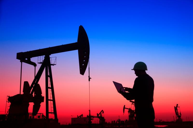 На сколько хватит нефти Рентабельных запасов нефти в России хватит всего на 25 лет добычи сообщил глава Роснедр Олег Казанов Как отмечается в докладе рентабельных доказанных запасов нефти в России всего 13 2 млрд тонн При этом общий ресурсный потенциал страны в шесть раз выше 81 6 млрд тонн нефти и 182 трлн кубометров газа Получается потенциала хватит более чем на 100 лет
