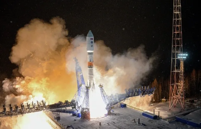 Ракета носитель Союз 2 1б с военными спутниками стартовала в ночь на пятницу с космодрома Плесецк сообщили в Минобороны РФ Боевым расчетом космических войск Воздушно космических сил проведен пуск ракеты носителя среднего класса Союз 2 1б с космическими аппаратами запущенными в интересах Минобороны России говорится в сообщении По данным ведомства старт прошел в штатном режиме ракета взята на сопровождение средствами наземного измерительного комплекса космодрома Фото Минобороны РИА Новости interfaxonline