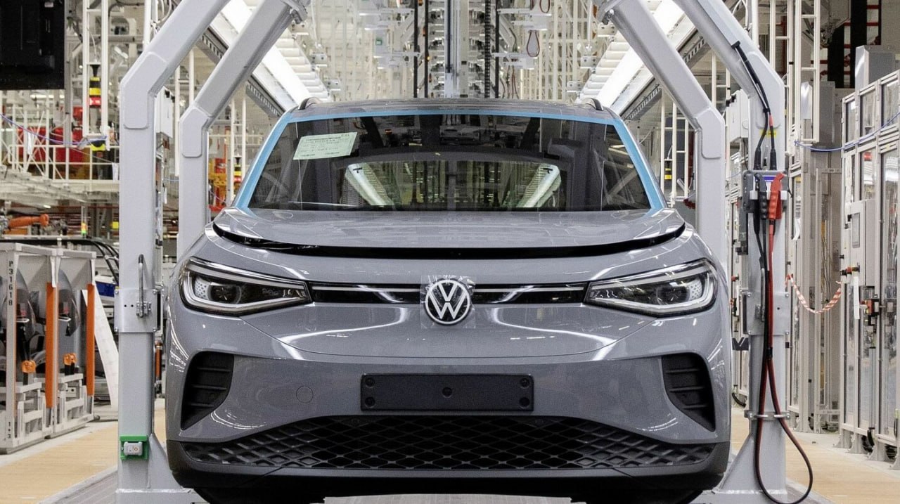 Volkswagen запустит сборку автомобилей в Узбекистане  Немецкий автоконцерн Volkswagen и узбекская компания «Узавтосаноат» заключили соглашение о стратегическом партнёрстве. Об этом сообщил член правления по продажам, маркетингу и послепродажному обслуживанию Volkswagen Passenger Cars Мартин Сандер на своей странице в LinkedIn.  «Пока я пишу это сообщение, чернила на новом соглашении ещё не высохли. Этот контракт знаменует собой важный этап стратегического расширения присутствия Volkswagen на рынке Узбекистана — динамично развивающемся и стремительно трансформирующемся центре Центральной Азии с колоссальным потенциалом», — отметил Сандер.  По его словам, Узбекистан находится на пороге масштабного роста автомобильного рынка благодаря устойчивому росту доходов населения. «Сила бренда Volkswagen особенно привлекательна для растущего среднего класса Узбекистана, который ориентирован на надёжные и качественные автомобили немецкого производства», — подчеркнул он.  Сандер также указал на демографические тенденции как дополнительный фактор спроса: «Рост численности населения означает растущую потребность в современных и надёжных автомобилях — как в настоящем, так и в будущем».  Портфель продукции компании, по его словам, полностью соответствует ожиданиям узбекского потребителя: «Мы предлагаем восемь моделей — от элегантных седанов до вместительных внедорожников, — именно тех, которые ищет покупатель в Узбекистане».  В рамках стратегии оптимизации поставок Volkswagen планирует использовать свою производственную базу в Китае. «Благодаря выгодному географическому положению Узбекистана — на пересечении Европы и Азии — мы можем эффективно обеспечивать поставки через Volkswagen China. Это позволит существенно сократить логистические издержки и снизить углеродный след», — пояснил представитель концерна.  Производство автомобилей будет развёрнуто на территории Узбекистана в партнёрстве с дочерней структурой «Узавтосаноат» — компанией Alyans Auto.  «Мы начнём с локализации крупноузловой сборки  SKD  на базе Alyans Auto, которая хорошо зарекомендовала себя в регионе благодаря своим инженерным компетенциям и производственным мощностям», — сообщил Сандер, отметив при этом, что UzAuto остаётся лидером автомобильного рынка страны.  Telegram / Facebook / Instagram / LinkedIn