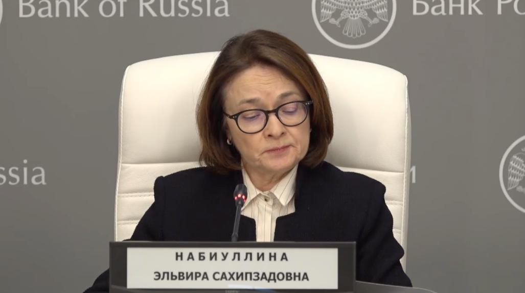 Пресс конференция Эльвиры Набиуллиной по итогам снижения ключевой ставки до 16 Главное На Новый Год у Деда Мороза Набиуллина попросила инфляцию 4 и стабильные цены Инфляция замедляется быстрее ожиданий НДС окажет влияние на цены потребуется оценить ситуацию Рост цен по итогам года будет минимальным за пять лет Потребность в иностранной валюте сокращается Укрепление рубля все еще продолжает оказывать дезинфляционное влияние Снижения ставки на автопилоте не будет Значительная часть пути по достижению цели инфляции в 4 пройдена ЦБ ожидает рост цен в январе из за временных факторов ЦБ не собирается отзывать свои судебные иски к зарубежным институтам в связи с блокировкой активов