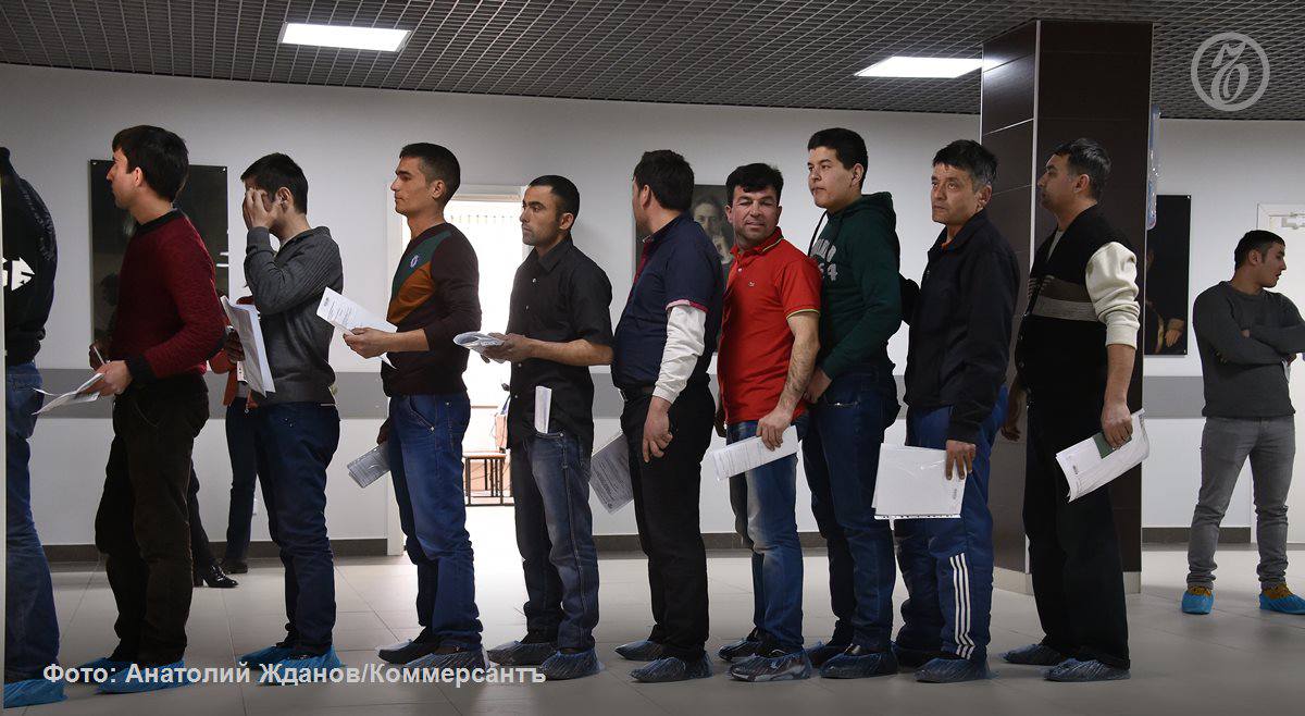 В МВД предлагают в будущем реорганизовать импорт в РФ рабочей силы и сделать его основой реестровую модель а главным механизмом заполнения рабочих мест организованный набор таких работников В этом случае работники после того как они пройдут на родине необходимую проверку будут приезжать к конкретным работодателям Полномочия по созданию этого механизма будут находиться в ведении МВД а оценкой необходимого объема рабочей силы будет заниматься Минтруд Профсоюзы и бизнес считают использование оргнабора для подбора всех иностранных работников утопическим проектом который неизбежно столкнется с бюрократическими проблемами Подробнее в материале Мигрантам объявлено построение Подписывайтесь на Ъ Оставляйте бусты