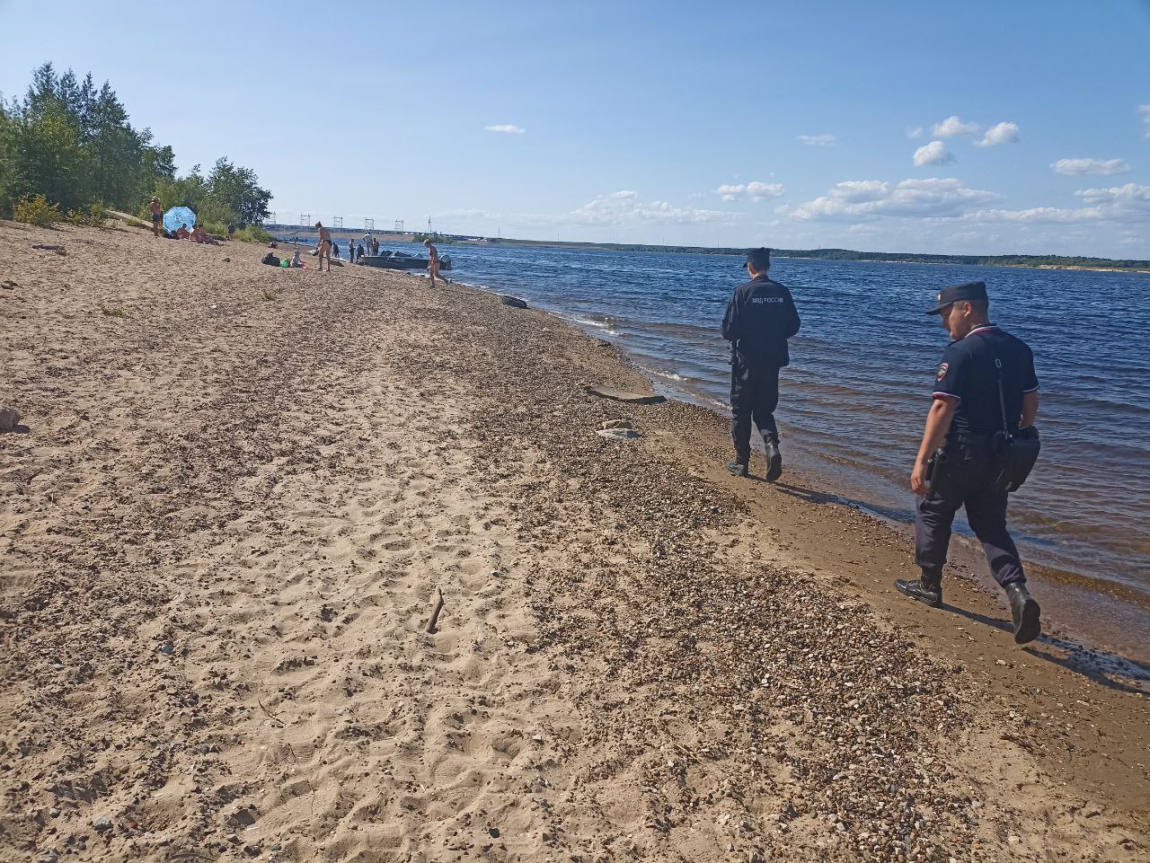Летний сезон купания в Чувашии продолжается - рейды не прекращаются Водоемы становятся излюбленным местом отдыха в жаркие летние дни. Сотрудники МЧС Чувашии совместно с представителями Управления по делам ГО и ЧС г. Новочебоксарски правоохранительными органами, провели рейд в Новочебоксарске, чтобы напомнить отдыхающим о мерах безопасности на воде. Вызывает сожаление, что, несмотря на установленные запрещающие знаки, некоторые граждане продолжают купаться в опасных местах. В ходе рейда трое человек были оштрафованы за нарушение запрета на купание. Игнорирование знака «Купание запрещено» подвергает серьезному риску. А ведь в Новочебоксарске для безопасного отдыха оборудован городской пляж, где работают спасатели.