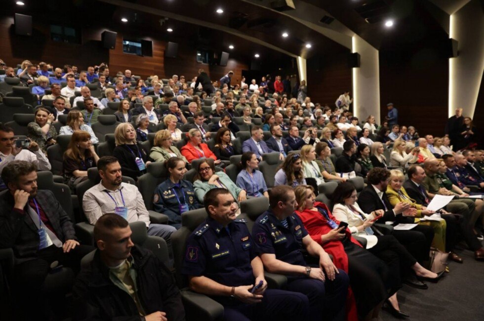 В столице Урала открылся форум по поддержке участников СВО Это мероприятие с более чем 600 участников из десятка регионов страны. Площадка организована для обмена опытом и знакомства тех, кто занимается патриотическим воспитанием молодежи и поддерживает семьи участников спецоперации. На открытии выступил экс-спикер НС ДНР, полпред Президента в УрФО Артем Жога. Он, в частности, поблагодарил за работу организаторов гумконвоев для Донбасса и Новороссии. Читать полностью Подписаться