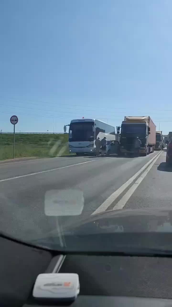 Массовая авария с участием трех фур и легковушек произошла в Подольске