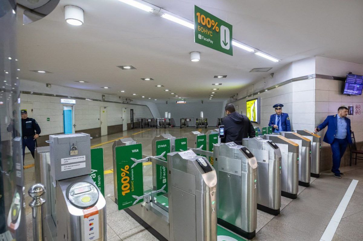 1 июня проезд в метро Алматы для детей будет бесплатным  В метрополитене Алматы решили сделать сюрприз для казахстанцев. 1 июня, в День защиты детей, проезд в подземке мегаполиса будет бесплатным для всех граждан младше 14 лет.  Инициатива направлена на поддержку семей с детьми. Бесплатный проезд будет действовать на протяжении всего дня — с момента открытия метрополитена и до закрытия станций.  Фото: пресс-служба метрополитена Алматы    /CentralMediaNews
