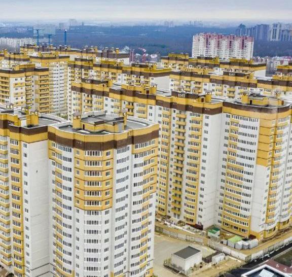 Пятью пять не двадцать пять а десять по восемнадцать ООО Предприятие ИП К И Т внесло изменения в проект комплексного развития территории КРТ площадью 6 28 га в Коминтерновском районе 9 Января Семилукская Краснодонская и Малаховская улицы Ранее было запланировано десять многоэтажек теперь решили что застройщик возведет пять МКД но многосекционных Те же яйца вид сбоку Общая площадь жилых помещений и объем инвестиций останутся прежними сообщил Коммерсанту Черноземье коммерческий директор КИТа Сергей Рожков Изменения коснулись и этажности строений После победы на торгах по КРТ в 2024 году КИТ собирался возвести дома высотой от двух до 25 этажей Теперь в проекте переменная этажность секций зданий от 10 до 18 этажей Общая жилая площадь составит 91 тыс кв метров Также на территории комплекса будет построен подземный паркинг В период с 2026 по 2033 год планируется снести 28 многоквартирных домов послевоенных годов постройки Объем инвестиций оценен в 10 млрд рублей из которых 3 млрд рублей пойдут на расселение и снос существующих зданий Проект был одобрен на общественных слушаниях однако разрешение на строительство до сих пор не выдано Работы начнут в 2026 году со сноса детского сада на 140 мест на месте которого возведут новый на 280 мест Также на первом этапе расселят и снесут три двухэтажных жилых дома По слова представителя КИТа во время разработки проекта было много сложностей из за большого количества требований и законодательных ограничений В частности была длительная история с разграничением участков и поиском решения для детского сада который изначально планировалось лишь отремонтировать но теперь обсуждается его снос и строительство нового ООО Предприятие ИП К И Т зарегистрировано в Воронежской области в июле 1999 года для строительства жилых и нежилых зданий Уставный капитал компании составляет 3 млн рублей Директором является депутат облдумы Вячеслав Куликов а единственным владельцем бывший депутат облдумы Иван Куликов В 2024 году выручка компании составила 1 2 млрд рублей чистая прибыль 91 9 млн рублей Властям удалось найти застройщика на реновацию данного квартала лишь со второго раза и после значительного изменения проекта На первых торгах в 2022 году стоимость права на заключение договора КРТ составляла 70 1 млн рублей при этом победитель должен был построить детский сад на 140 мест и школу на 1 5 тысячи мест а также возвести до 94 2 тыс кв метров жилья Однако застройщики в один голос заявили о нерентабельности проекта После чего обязательства по социальным объектам были исключены а объемы жилья увеличены КИТ выиграл торги в январе 2024 года по начальной цене 50 3 млн рублей Поперек КИТа не зная брода никто не поплыл